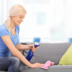 Como limpar sofá a seco: confira essas 3 dicas infalíveis